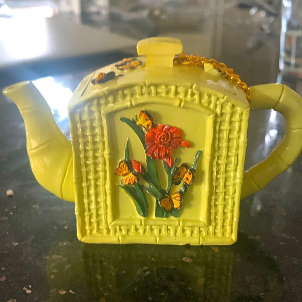 Nini mini tea pot plaster figurine. Green floral theme with chain link lid